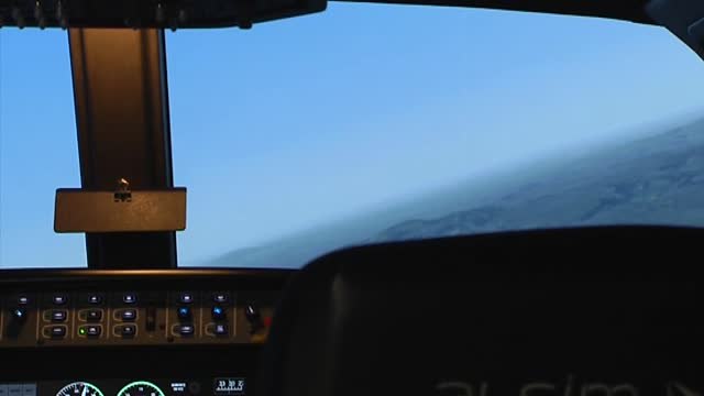 El avión averiado en Barajas toma tierra con éxito después de provocar el pánico durante cinco horas