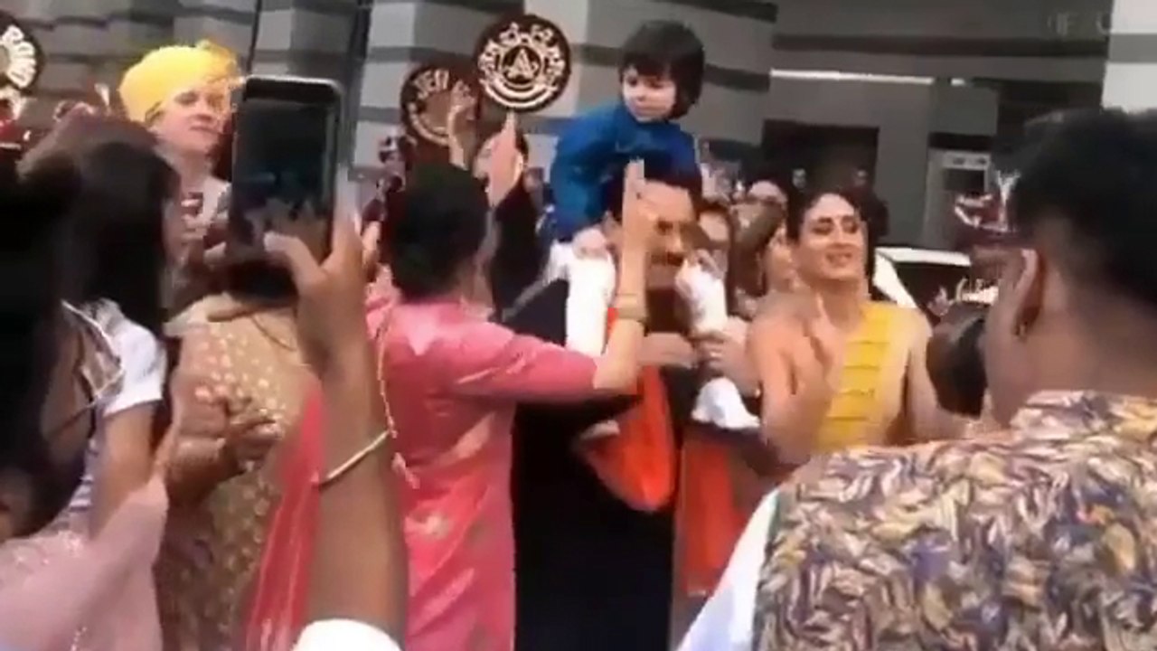 Taimur Ali Khan's crazy dance with Kareena Kapoor Khan & Saif in Armaan Jain's wedding | FilmiBeat