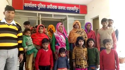 दबंगों से परेशान 30 लोगों का परिवार गांव छोड़ने को मजबूर