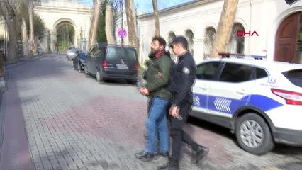 Beşiktaş'ta zabıtanın bıçaklı kavgaya süpürgeli müdahalesi kamerada