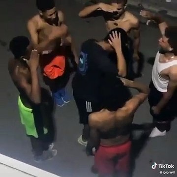 Jeu tête à claques en cercle : Un mec n'arrive pas à savoir l'a claqué ! MDR