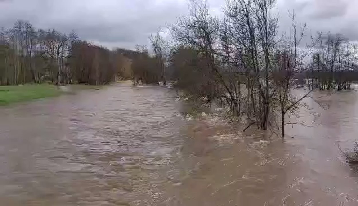La Lesse sort de son lit à Villers-sur-Lesse (R...