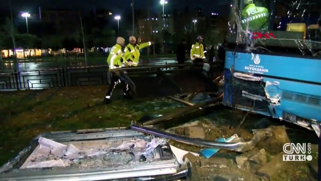 Halk otobüsü durağa daldı: 3'ü ağır 5 yaralı