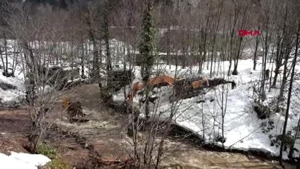 Düzce iş makinesi dereye yuvarlandı, operatör kayboldu-2