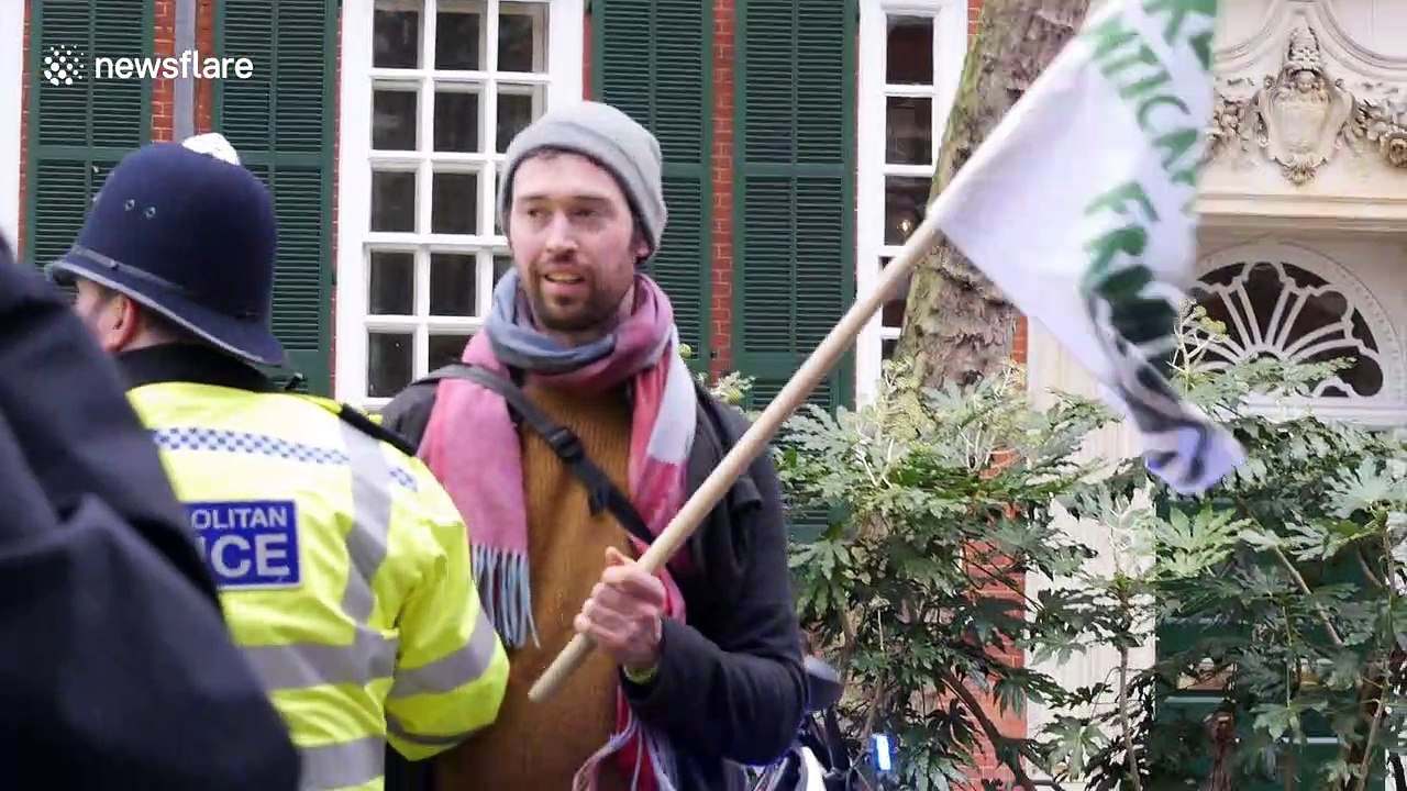Climate change protester arrested after chasing Boris Johnson's car in London