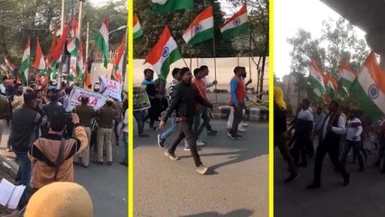 भीड़ ने जामिया के सामने लगाए 'गोली मारो' के नारे, इलाके में बढ़ा तनाव