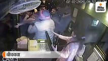 निजी रेस्टोरेंट में शराबी युवकों ने जमकर किया हंगामा- पुलिस वाले को मारे धक्के,सीसीटीवी में कैद