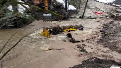 Düzce iş makinesi dereye yuvarlandı, operatör kayboldu-3