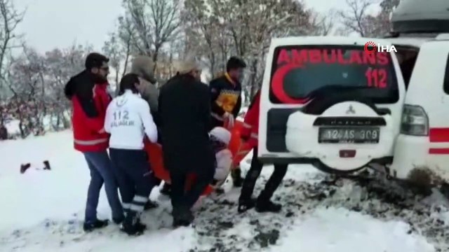 Hayvan otlatırken karda düşüp ayağını kıran kadının imdadına UMKE yetişti