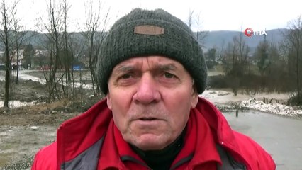 Sağanak yağmur köy ulaşımını kapattı, mezarlar sular altında kaldı