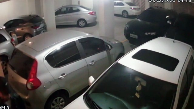 Câmeras registram furto de bicicleta durante a madrugada em condomínio, no Bairro Neva