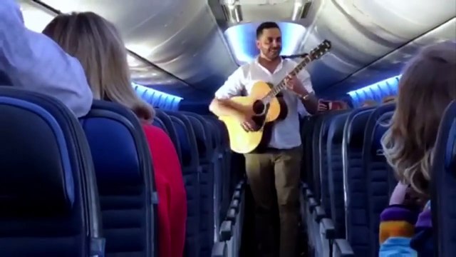 Demande en mariage en plein vol avec une guitare dans l'avion !
