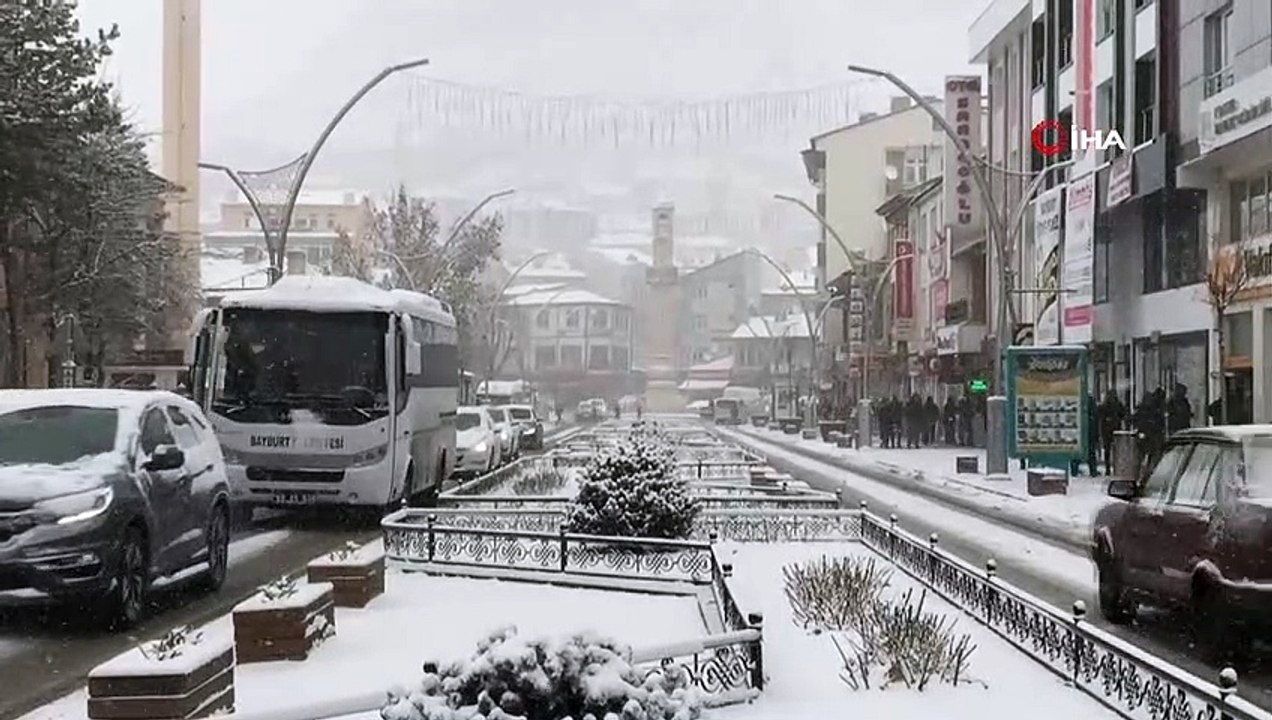 Bayburt'ta kar yağışı etkili olmaya devam ediyor