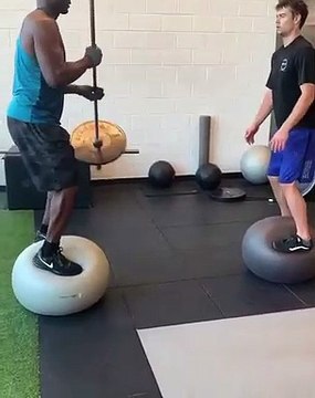 Musculation en équilibre sur des balles : ils s'envoient une haltère !