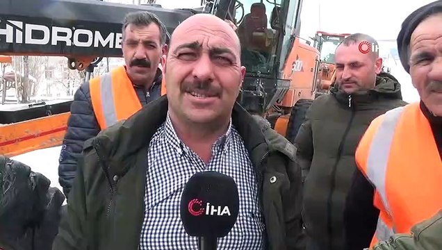 Ağrı-Van Karayolunda Çığ ve Yoğun Tipi Sürücülere Zor Anlar Yaşattı
