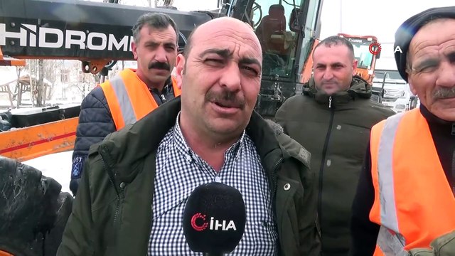 Ağrı-Van karayolunda çığ ve yoğun tipi sürücülere zor anlar yaşattı