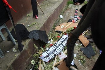 Şehit yakınları, CHP'li vekillerin cenazeye gönderdiği çelenkleri parçaladı