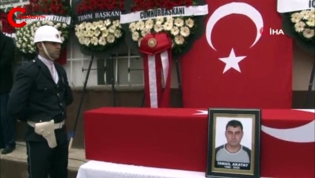 Şehit olan babasının tabutuna sarılarak gözyaşı döktü