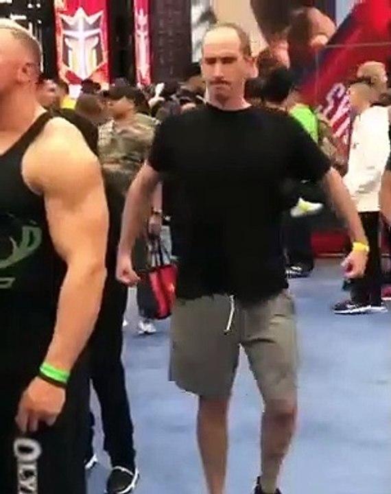 Cet homme prank les bodybuildeurs durant un événement et leurs réactions sont hilarantes