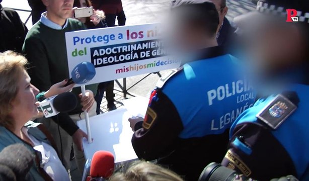 La Policía desmonta un puesto de censura parental de HazteOir frente a un colegio de Leganés