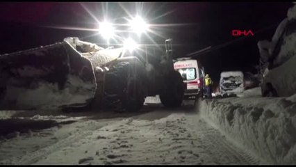 Bahçesaray yoluna çığ düştü