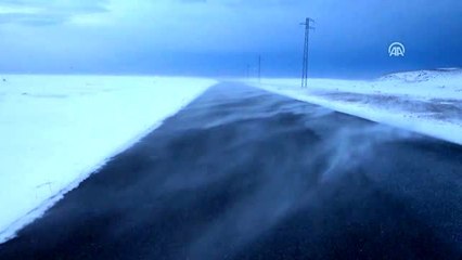 Iğdırlı dağcılar dağ köyünde mahsur kalan küçük Nurcan için seferber oldu