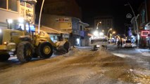 Karla mücadele ekipleri vatandaşın mağdur olmaması için gece çalışıyor