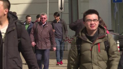 Të ecësh me telefon, shkencëtarët: Është e rrezikshme