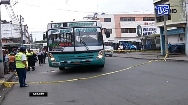 Conductor que andaba con el celular atropelló a una comerciante en Guayaquil
