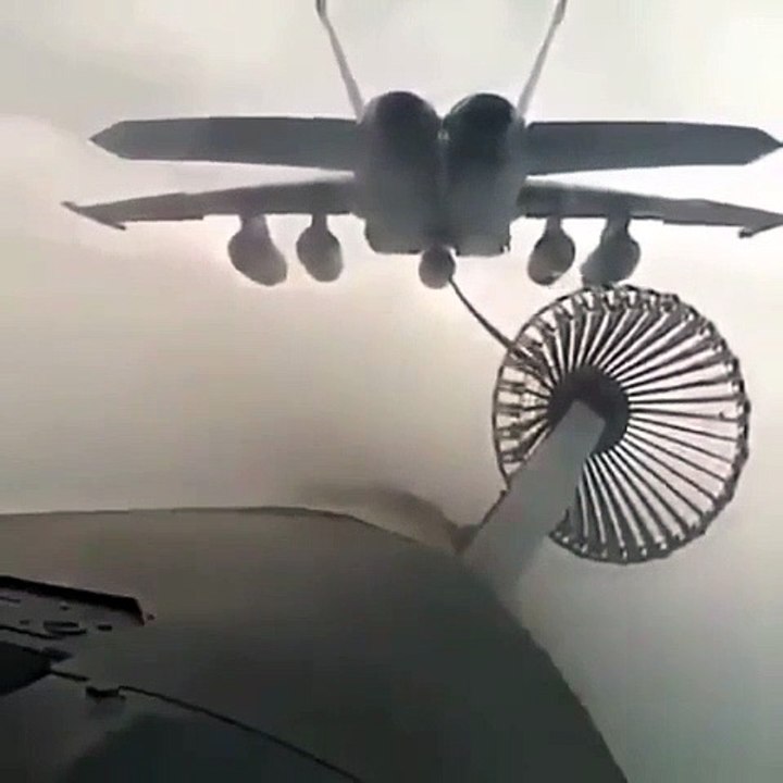 Voilà comment un avion de l'armée fait le plein... en plein vol