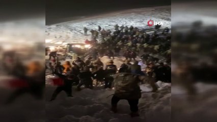 Üzerine çığ düşen minibüsteki 4 kişinin cansız bedenine ulaşıldı