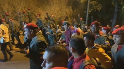 Maduro vuelve a caminar en Caracas para honrar la intentona de Chávez (C)