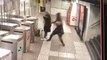 Agresión cometida por un inmigrante hacia una mujer a la que trata de robar en el metro de Barcelona.
