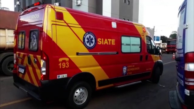 Mulher fica ferida ao cair com moto na Avenida Carlos Gomes, no Bairro Universitário