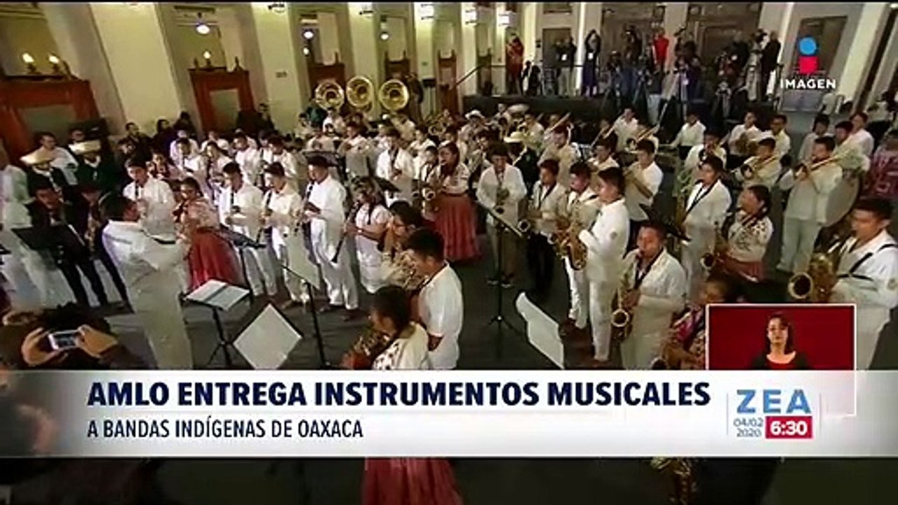 López Obrador entrega instrumentos musicales a bandas indígenas