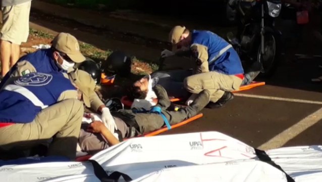 Homens ficam feridos em colisão com carro no Cascavel Velho