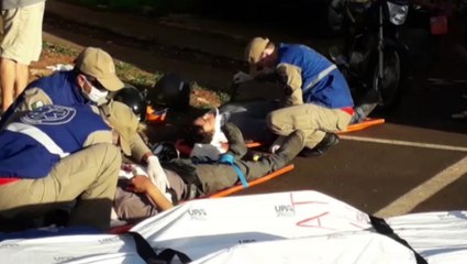 Homens ficam feridos em colisão com carro no Cascavel Velho