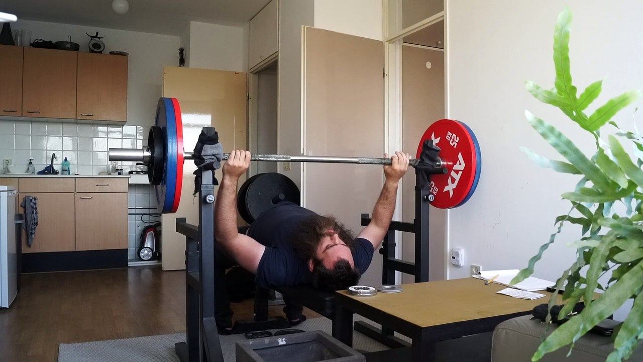 115 KG bench press with a 71,5 cm spaced grip x 7