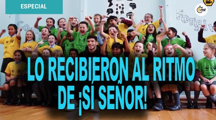 Raúl Jiménez sorprende a niños en escuela
