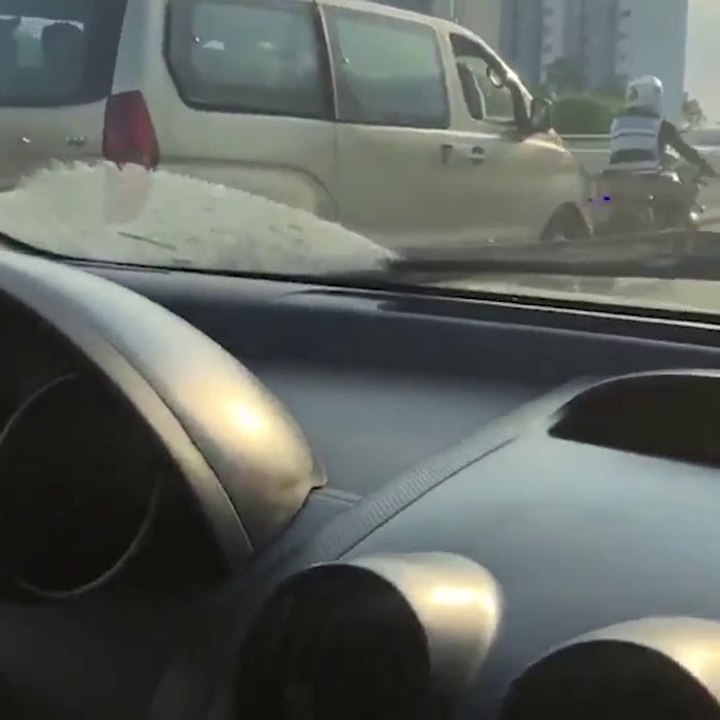 Conductora choca la moto de agente de la CTE en Guayaquil