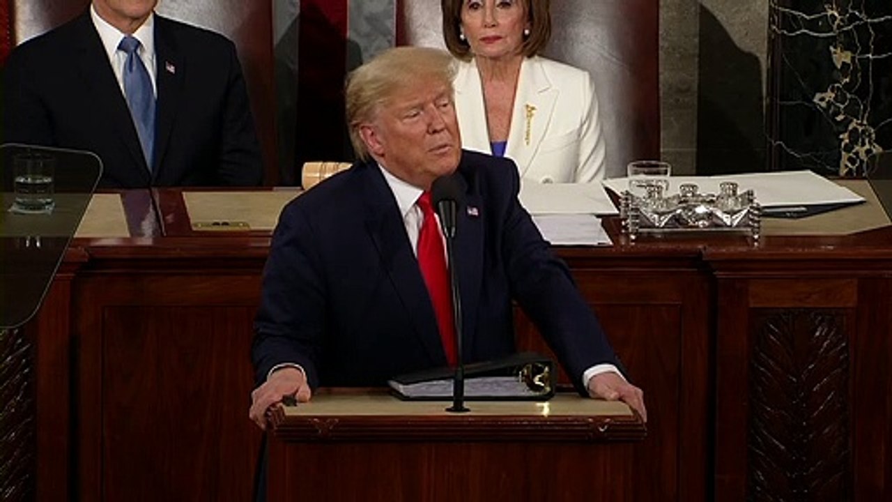 La chef démocrate Nancy Pelosi déchire le discours de Donald Trump