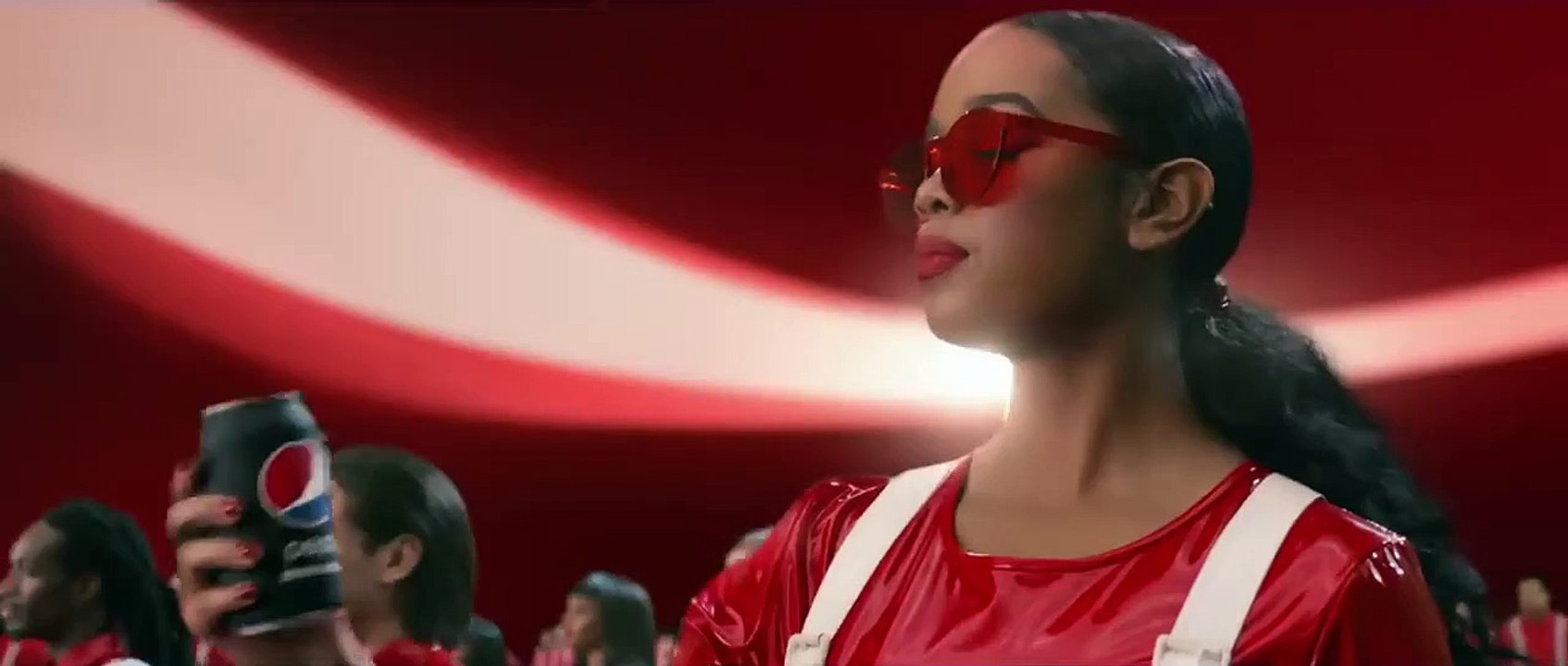 Pepsi repeint les Coca en noir pour sa publicité du Super Bowl