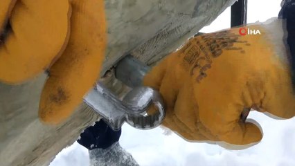 VEDAŞ ekiplerinden büyük fedakarlık...Elektrik direklerini omuzlarında taşıyorlar