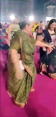 Aunty injoy garba