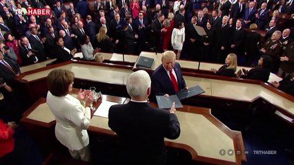 Nancy Pelosi, elini sıkmayan Trump'ın konuşma metnini yırttı