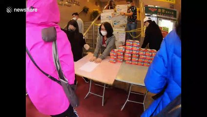 Descargar video: '10,000 Hong Kongers' queue to purchase face masks after waiting all night