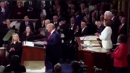 Trump'ın konuşmasını yırttı