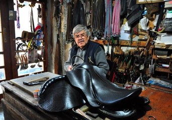 71 yaşındaki adam yok olmaya yüz tutmuş saraçlık mesleğini sürdürüyor