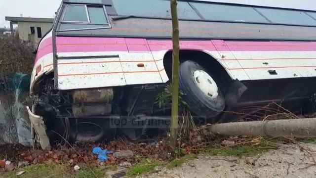 Aksidentohet autobuzi i linjës Skrapar-Tiranë
