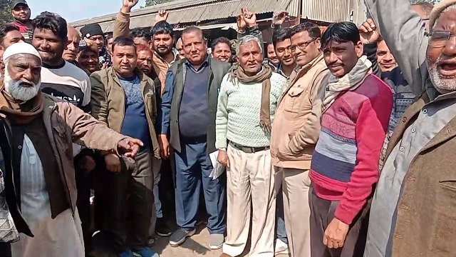 शाहजहांपुर: रोजा मंडी में सब्जी और फल व्यापारियों ने किया हंगामा